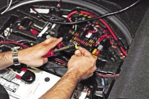 GeekSquad: BMW Kicker Install