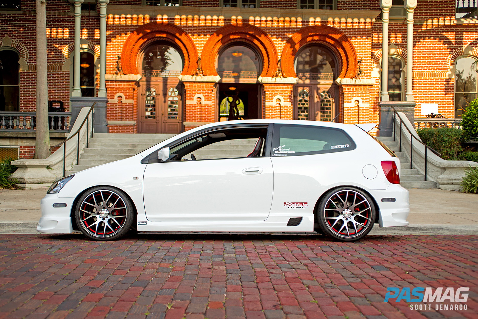 Lauren Hansell and Eric Bungo’s 2002 Civic Si