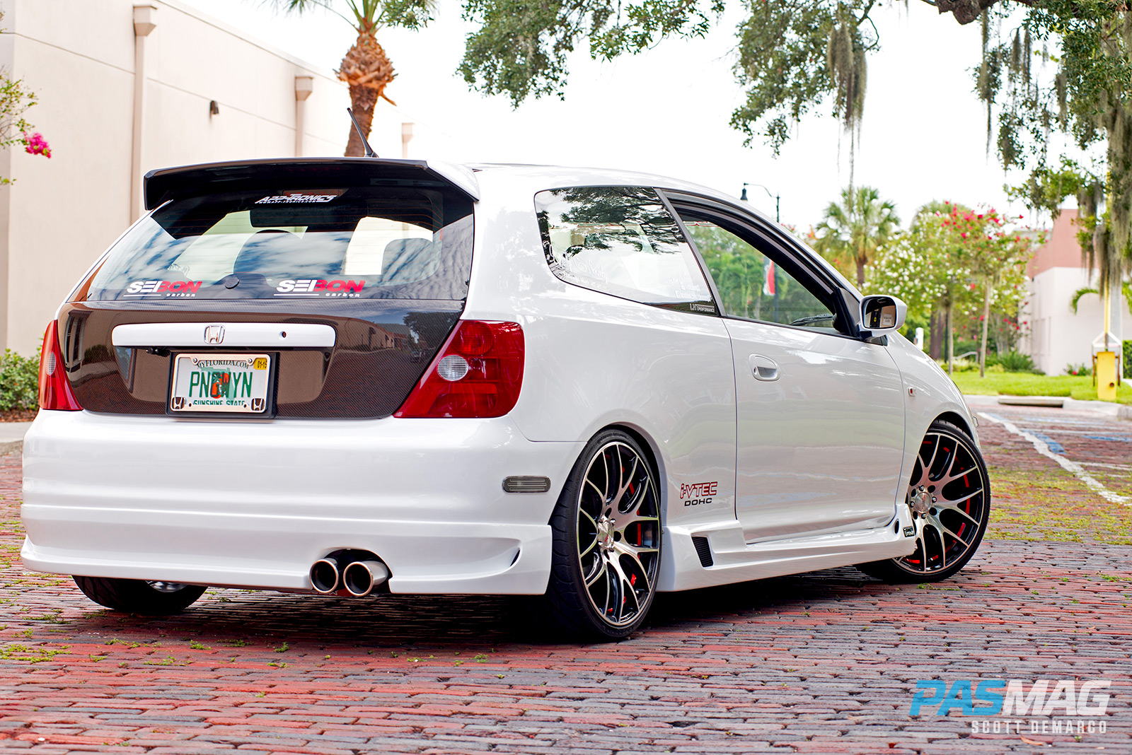 Lauren Hansell and Eric Bungo’s 2002 Civic Si