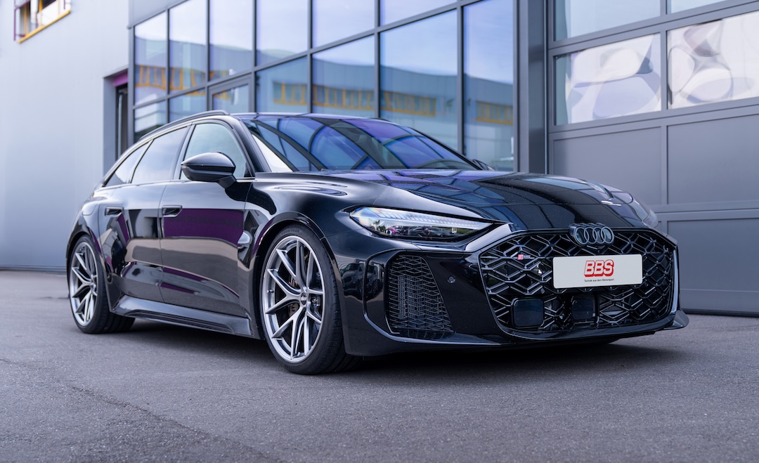 Front three-quarter view of the Audi RS 5 (B10) Avant fitted with BBS CH-R II Unlimited wheels.