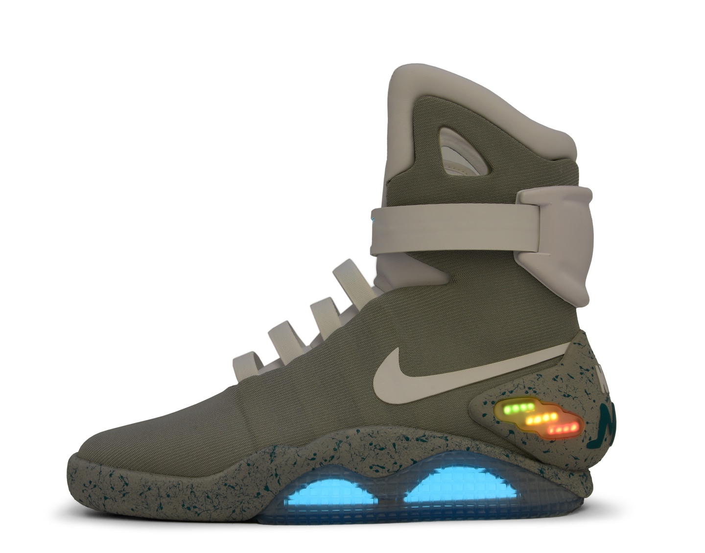 DD24 s0002 001 Nike MAG